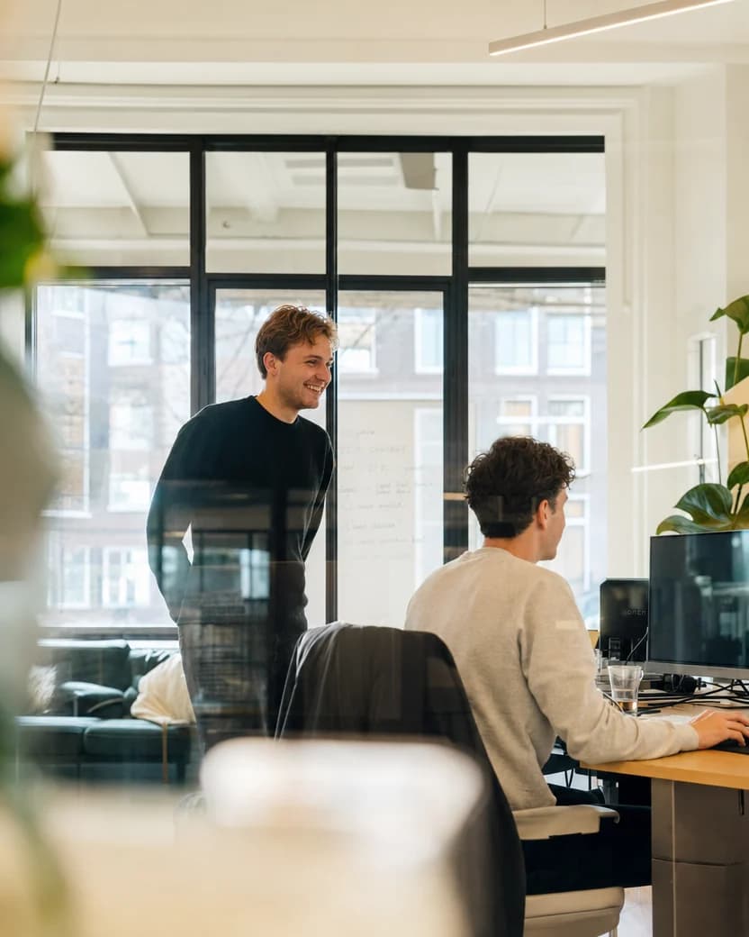 Collega's bekijken samen een analyse
